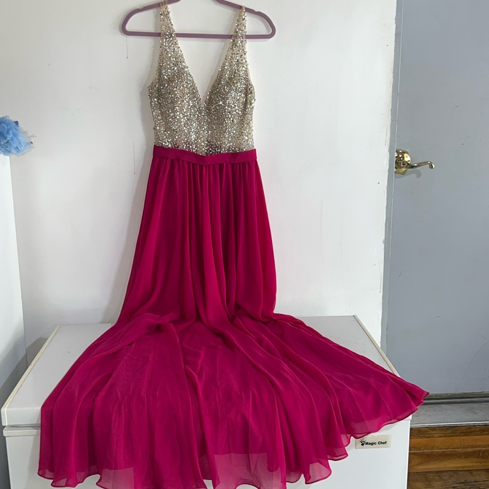 Women’s size L elegant dress. Can be for a wedding or prom. Brand new w tags.